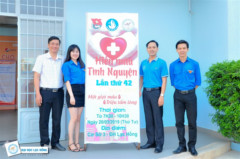 Thầy Nguyễn Vũ Quỳnh P. Hiệu Trưởng động viên công tác chuẩn bị hiến máu