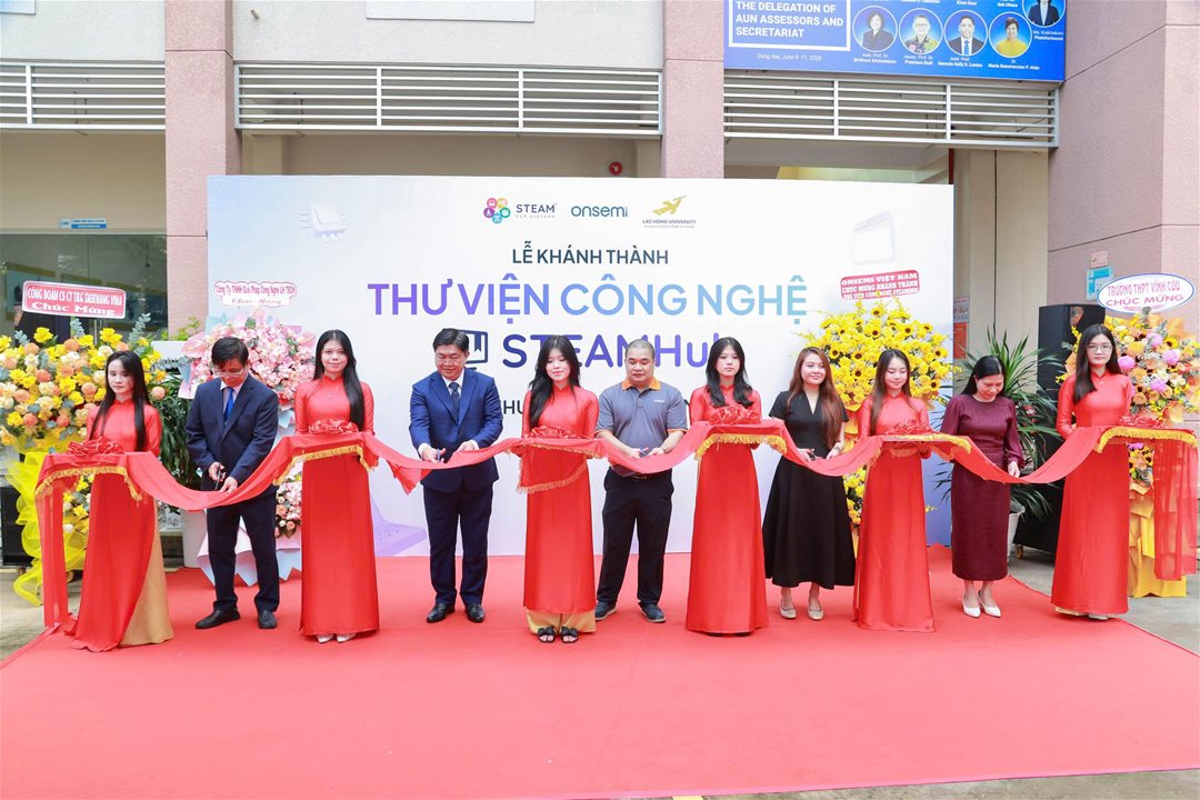 “Choáng ngợp” thư viện công nghệ 1,1 tỷ tại LHU nơi học sinh, sinh viên lái ô tô tự hành và “xỏ kính” VR ngay trên ghế nhà trường