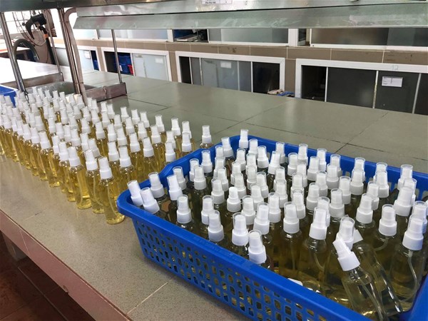 Nước rửa tay khô ngừa nCoV được Đại học Lạc Hồng sản xuất tại phòng học thí nghiệm