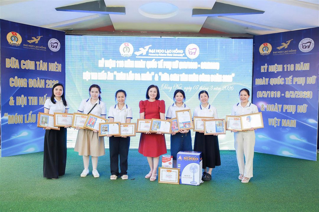 LHU tổ chức chuỗi hoạt động ý nghĩa chào mừng Ngày Quốc tế Phụ nữ 8/3, gắn kết Nhà giáo – Người lao động  Ngày 08/3/2026, Trường Đại học Lạc Hồng (LHU) đã tổ chức chuỗi hoạt động chào mừng 116 năm Ngày Quốc tế Phụ nữ (08/3/1910 – 08/3/2026) và chương trình “Bữa Cơm Tân niên Công đoàn” năm 2026 tại Hội quán Trấn Biên, dành cho đội ngũ Nhà giáo, Người lao động trong toàn trường. Chương trình được tổ chức nhằm tạo không gian giao lưu, gắn kết giữa các đơn vị trong toàn trường, đồng thời góp phần lan tỏa tinh thần đoàn kết, sẻ chia và xây dựng môi trường làm việc tích cực trong đại gia đình LHU. Hình 1 Điểm nhấn của chương trình là hội thi nấu ăn với chủ đề “Món lẩu ba miền”, thu hút sự tham gia của các công đoàn bộ phận trong toàn trường. Tại hội thi, các đội đã cùng nhau thể hiện sự khéo léo và sáng tạo trong chế biến những món lẩu đặc trưng của ẩm thực ba miền Bắc – Trung – Nam. Không chỉ chú trọng hương vị, các đội còn đầu tư công phu trong cách trình bày và thuyết trình ý tưởng món ăn, mang đến nhiều sắc màu ẩm thực phong phú và hấp dẫn. Không khí hội thi diễn ra sôi nổi với sự cổ vũ nhiệt tình của các cổ động viên, tạo nên một sân chơi giao lưu vui tươi, góp phần tăng cường sự gắn kết giữa các đơn vị trong nhà trường. Hình 2 Trong khuôn khổ chương trình, Ban tổ chức cũng đã trao giải cuộc thi ảnh “Duyên dáng áo dài LHU 2026”, nhằm tôn vinh vẻ đẹp duyên dáng, thanh lịch của nữ cán bộ, giảng viên và người lao động trong tà áo dài truyền thống. Những bức ảnh dự thi không chỉ ghi lại những khoảnh khắc đẹp của đội ngũ nữ Nhà giáo – Người lao động LHU mà còn lan tỏa hình ảnh người phụ nữ hiện đại, tự tin, năng động và đầy nhiệt huyết trong công việc. Cuộc thi đã nhận được sự hưởng ứng tích cực từ các đơn vị trong trường, góp phần lan tỏa giá trị văn hóa truyền thống và tôn vinh vẻ đẹp của người phụ nữ Việt Nam. Hình 3 Sau các hoạt động thi và trao giải, toàn thể Nhà giáo và Người lao động đã cùng tham gia chương trình “Bữa cơm Tân niên Công đoàn” trong không khí thân tình, ấm áp. Đây là dịp để các thành viên trong đại gia đình LHU cùng gặp gỡ, giao lưu, chia sẻ niềm vui đầu năm; qua đó tăng cường tinh thần đoàn kết, xây dựng môi trường làm việc tích cực và gắn bó trong toàn trường.  Chuỗi hoạt động chào mừng Ngày Quốc tế Phụ nữ 8/3 không chỉ thể hiện sự quan tâm của nhà trường đối với đội ngũ nữ Nhà giáo và Người lao động mà còn góp phần lan tỏa những giá trị tốt đẹp, xây dựng văn hóa đoàn kết và nhân văn trong cộng đồng LHU.