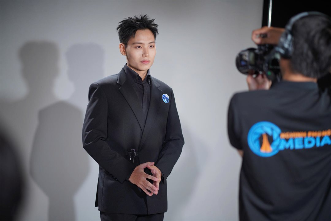 Vòng sơ tuyển Nét đẹp sinh viên Lạc Hồng 2026: 160 thí sinh, chỉ 46 người đi tiếp  Dưới góc nhìn của một sân chơi sinh viên, vòng Sơ khảo của Nét đẹp Sinh viên Lạc Hồng 2026 không đơn thuần là bước “lọc hồ sơ”, mà đang dần hé lộ những gương mặt có khả năng định hình cục diện mùa giải. Khi hơn 160 thí sinh bước vào “Thử thách Studio”, điều đọng lại không chỉ là số lượng, mà là sự xuất hiện rõ nét của những cá nhân có chiến lược thể hiện bản thân.  Điểm đáng chú ý của mùa giải năm nay nằm ở sự “đồng đều nhưng không hòa lẫn”. Nhiều thí sinh không chọn cách an toàn, mà chủ động xây dựng hình ảnh cá nhân ngay từ vòng đầu tiên. Từ ánh nhìn, cách kiểm soát biểu cảm đến lựa chọn trang phục ở cả 2 lượt thi: Chụp trang phục tự chọn (trắng/đen), Chụp đồng phục Khoa/Ngành - tất cả cho thấy sự chuẩn bị có chủ đích, thay vì chỉ là phản xạ trước ống kính.   Ở góc độ chuyên môn, có thể nhận ra một nhóm thí sinh “mạnh” đang dần lộ diện. Họ không nhất thiết là những gương mặt hoàn hảo nhất về ngoại hình, nhưng lại sở hữu những yếu tố quan trọng hơn: khả năng làm chủ không gian, sự ổn định trong phong thái và đặc biệt là tư duy thể hiện bản thân. Trong một thử thách chỉ vỏn vẹn 5 phút, việc tạo ra dấu ấn đủ sâu để được nhớ đến đã trở thành thước đo rõ ràng cho bản lĩnh.   Một thay đổi đáng ghi nhận là cách thí sinh tiếp cận cuộc thi. Nếu trước đây, nhiều bạn xem đây là sân chơi trải nghiệm, thì năm nay, không ít thí sinh bước vào với tâm thế của những “người chơi có chiến lược”. Họ hiểu mình cần gì, cần thể hiện điều gì và làm thế nào để khác biệt. Chính điều đó khiến vòng Sơ khảo không còn là bước đệm nhẹ nhàng, mà trở thành “vòng đấu trí” đầu tiên.   Tuy nhiên, sự xuất hiện của những gương mặt nổi bật cũng đồng nghĩa với việc cuộc cạnh tranh trở nên khốc liệt hơn. Khi khoảng cách giữa các thí sinh ngày càng thu hẹp, yếu tố quyết định không còn nằm ở vẻ ngoài, mà ở khả năng duy trì phong độ và phát triển qua từng vòng thi.  Sơ khảo khép lại, nhưng đồng thời mở ra một bức tranh rõ nét hơn về hành trình phía trước. Những thí sinh “mạnh” đã bắt đầu được gọi tên - không phải bằng danh hiệu, mà bằng cách họ khiến người khác phải nhớ.    Và trong một cuộc thi mà dấu ấn cá nhân là “tấm vé đi tiếp”, thì việc được nhớ đến… chính là lợi thế đầu tiên.Top 46 Nét đẹp Sinh viên Lạc Hồng 2026 sẽ chính thức được công bố vào 19:00 ngày 31/03/2026 trên Fanpage Lac Hong University.   Một số hình ảnh: