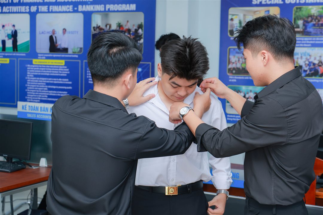 Sinh viên Quan hệ Công chúng chuẩn bị chỉnh chu chờ phần thi của mình