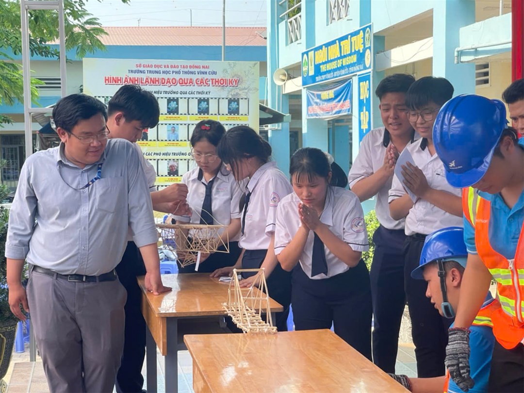 Giây phút hồi hộp nhất - thử tải trọng để tìm ra giới hạn phá hủy của kết cấu.