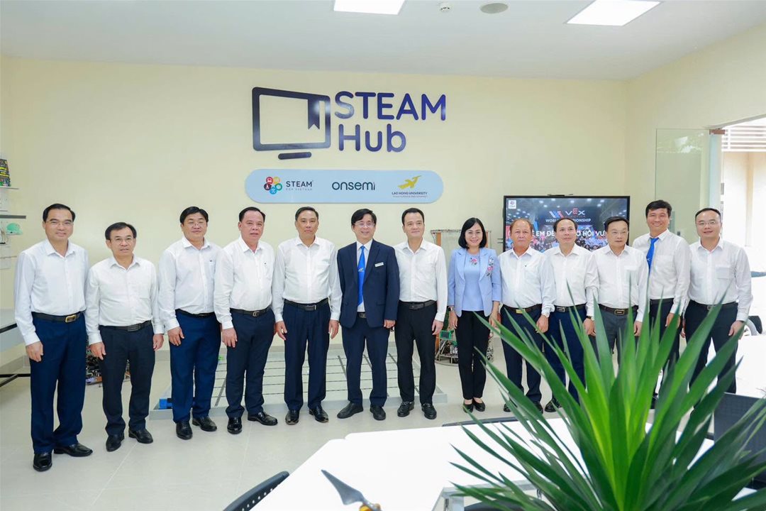 The delegation from the Standing Committee of the Lao Cai Provincial Party Committee and the Dong Nai City Party Committee visits LHU to learn about its digital transformation model